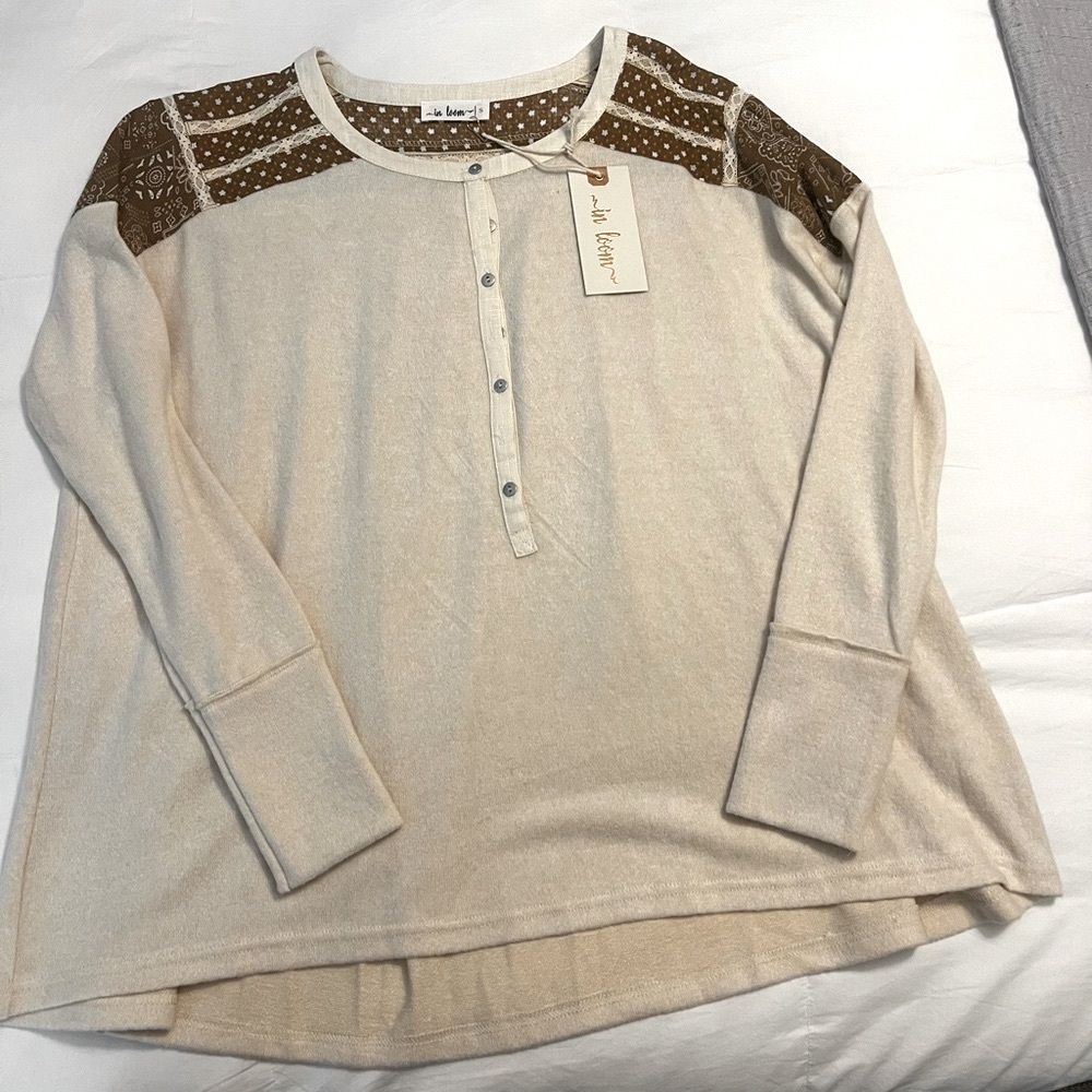 In Loom branded button front pullover top. Women's size small